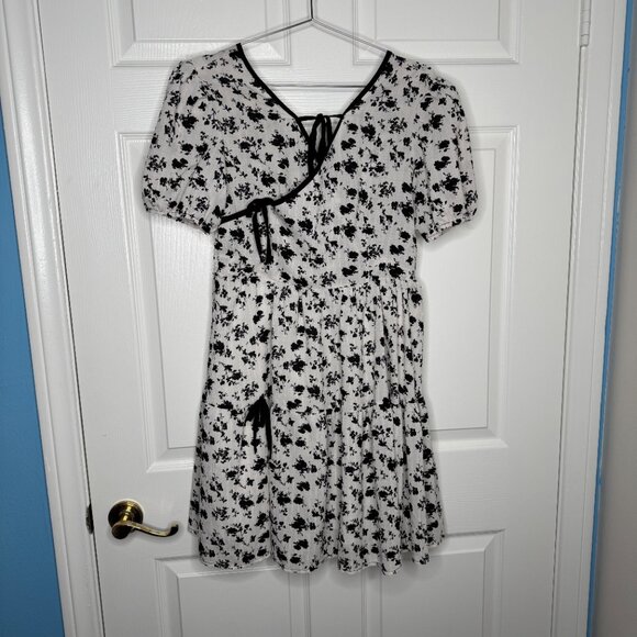 Black and White Floral Puff Dress - Picture 4 of 4